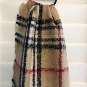 Sale!♥️Super soft Burberry-like design plaid scarf